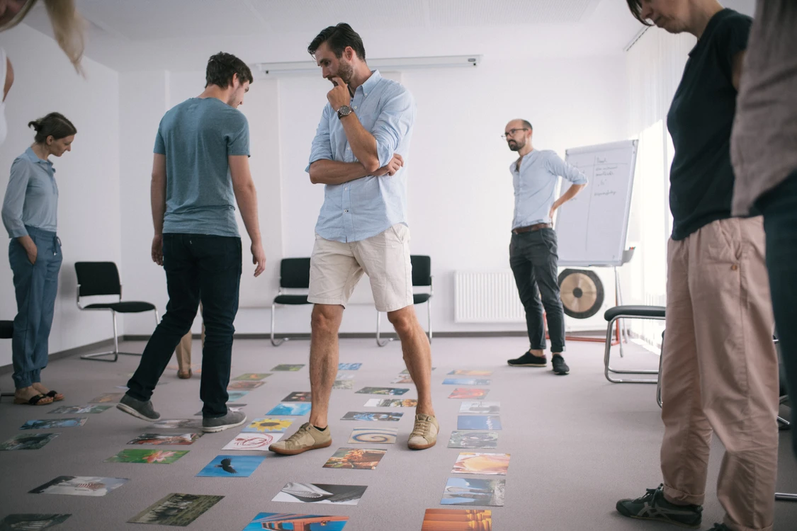 Mann steht in einem Raum voller bilder auf dem Boden