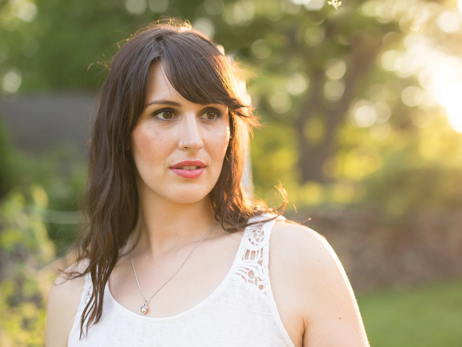 Nahaufnahme von einer frau, die in die sonne schaut