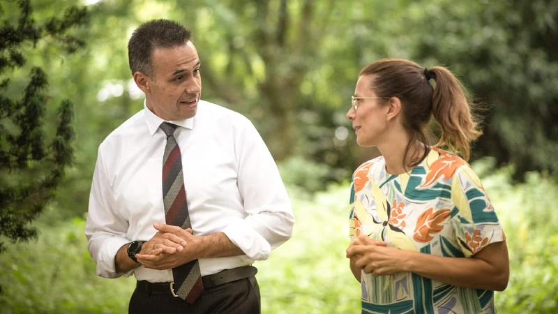 Zwei Personen laufen durch Natur und reden